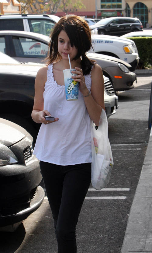 selena gomez mother pictures. Selena Gomez was spotted