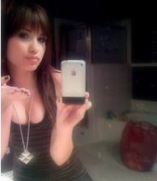 Good hearted girl Demi Lovato posed infront of the mirror blowing a kiss