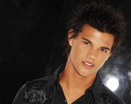 selena gomez dating taylor lautner. Selena Gomez is filming the movie Ramona amp; Beezus up in Vancouver. Taylor Lautner is filming New Moon in the very same city. Sure, that#39;s a coincidence.