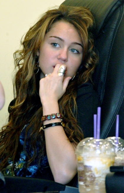 طرق اغراء الزوج جنسيا ودور الفخذين والشفتين والصوت في الإغراء Miley-cyrus-nail-salon-sexy-19
