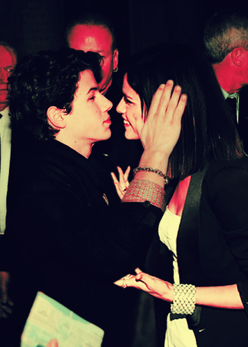 selena gomez and nick jonas kissing pics. Nick Jonas and Selena Gomez
