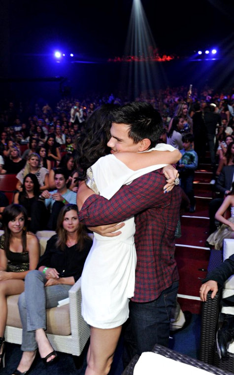 Selena Gomez Taylor Lautner Hugging. Twilight hunk, Taylor Lautner,