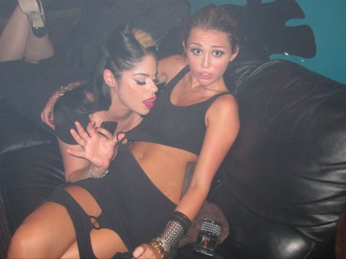 rare miley cyrus pictures 2010. Two leaked pictures of Miley