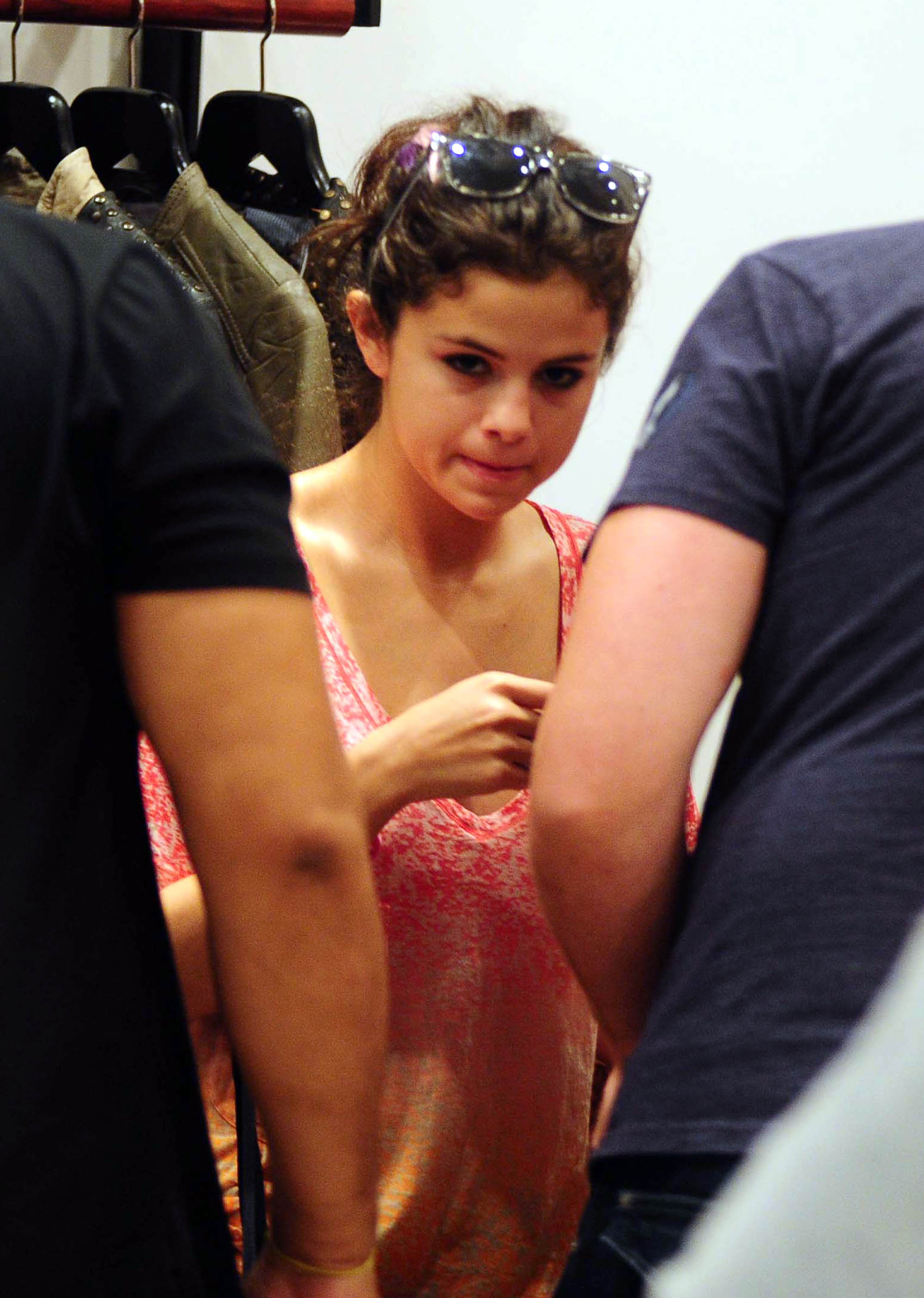 The sick Selena Gomez spotted out shopping in Buenos Aires (photos) .